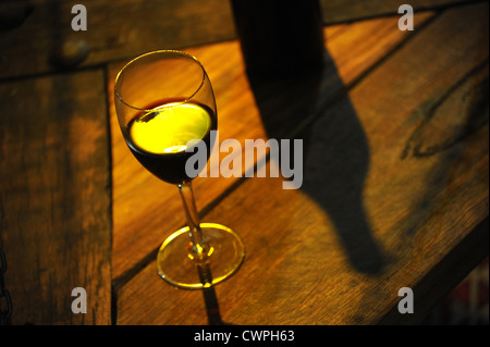 Glas Rotwein und eine Flasche Stockfoto