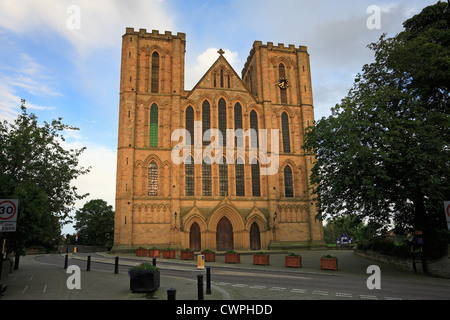 Die Westfassade der Kathedrale von Ripon Abend Sonnenlicht, Ripon, North Yorkshire, England, UK. Stockfoto