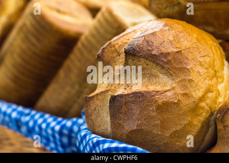Frisch gebackene knusprige Brote in einem Korb. Stockfoto