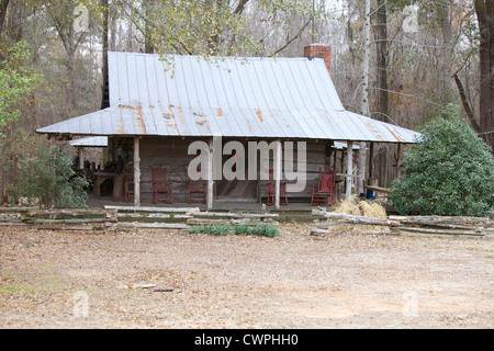 Blockhaus mit einem Blechdach. Stockfoto