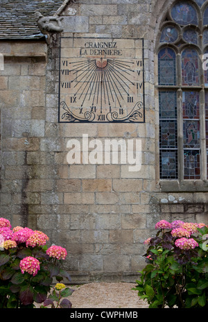 Sonnenuhr an der Kirche Notre Dame de Croaz Batz, Roscoff, Bretagne Stockfoto