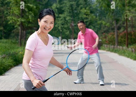 Älteres paar Badminton im Park spielen Stockfoto
