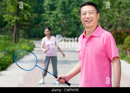 Älteres paar Badminton im Park spielen Stockfoto
