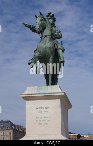 Statue von Louis XIV in den Gärten von Schloss Versailles bei Paris, Frankreich Stockfoto