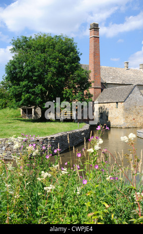 Die alte Mühle (heute ein Museum), auf dem Fluss Auge in Lower Slaughter, Gloucestershire, England Stockfoto