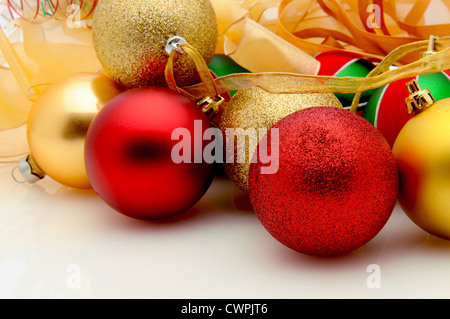 Nahaufnahme von Weihnachten Baumschmuck auf einer weißen Fläche mit Reflexionen. Stockfoto