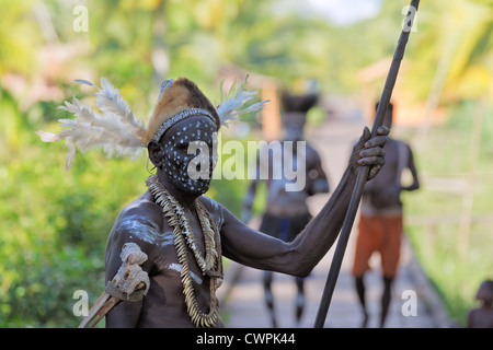 Asmat mit einer traditionellen Färbung und Schmuck, Halskette von Zähne eines Hundes und einer Kappe von einem Opossum Cus-cus Stockfoto