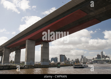 Bolte Bridge trägt den Citylink Tollway (Tullamarine Freeway) über den Yarra und der Hafen von Melbourne bei Docklands Stockfoto