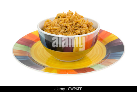 Eine bunte Schüssel und Teller mit einer großen Portion heiß und würzig Jambalaya Reis auf einem weißen Hintergrund. Stockfoto