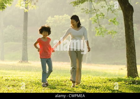 asiatische Mutter und Tochter im Park spazieren Stockfoto