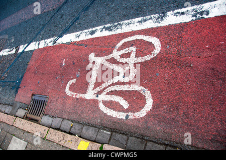 Fahrradweg gemalt auf rotem Grund auf UK-Straße Stockfoto
