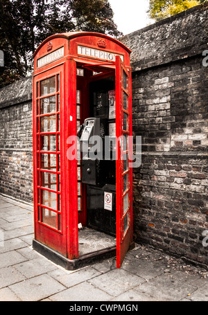 Telefonzelle in einer Seitenstraße von Cambridge UK Stockfoto