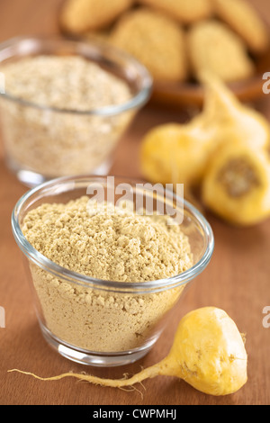 Maca Pulver (Mehl) in Glasschale mit Maca Wurzeln oder peruanischer Ginseng (lat. Lepidium Meyenii) und andere peruanische Maca-Produkte Stockfoto