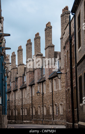 Schornsteine in einer Straße von Cambridge UK Stockfoto