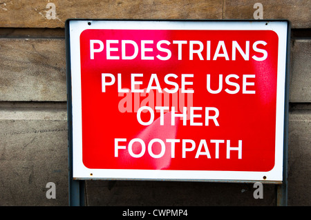 Ein Schild für Fußgänger warnen andere Wanderweg verwenden Stockfoto