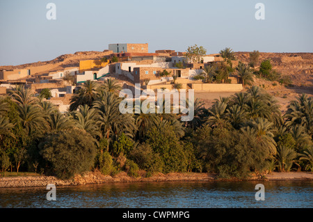 Typische Landschaft entlang dem Nil zwischen Assuan und Luxor Ägypten Stockfoto