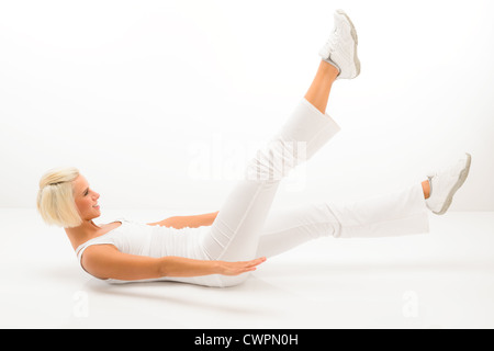 Blonde Fitness Frau Bauch Übungen lächelnd an Fitness-Studio trainieren Stockfoto