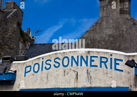 Poissonnerie - ein Fisch-Schiff in der Hafenstadt Roscoff, Bretagne, Frankreich Stockfoto