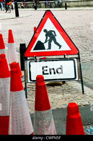 Leitkegel und ein Zeichen für Straßenarbeiten auf einer asphaltierten Straße von Cambridge UK Stockfoto