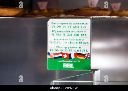 Währungszeichen in Bäckerei Shop Kühlschrank in Lüttich, Belgien, bietet die Möglichkeit, in mehreren Pre-Euro-Währungen bezahlen Stockfoto
