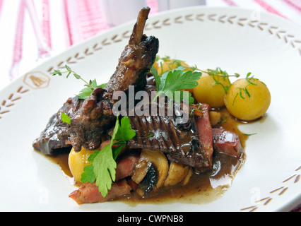 Geschmortes Kaninchen mit Kartoffeln in Rotweinsauce Stockfoto