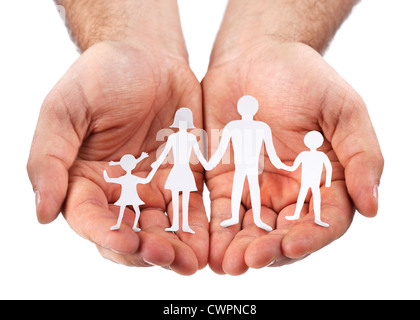 Pappfiguren der Familie auf einem weißen Hintergrund. Das Symbol der Einheit und des Glücks. Händen umarmen sanft die Familie. Stockfoto