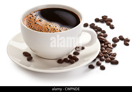 Tasse Kaffee und Bohnen auf einem weißen Hintergrund. Stockfoto