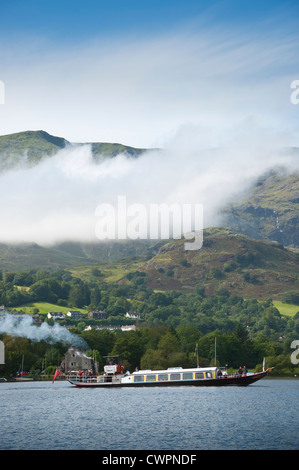 Dampf-Yacht-Gondel auf Coniston Water mit [Coniston Greis] Stockfoto