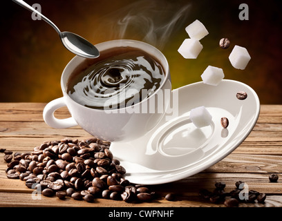 Tasse Kaffee fallen, fallen Löffel und Zucker Würfel auch. Stockfoto