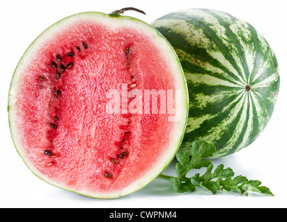 Wassermelone mit einer Scheibe und Blätter auf einem weißen Hintergrund. Stockfoto