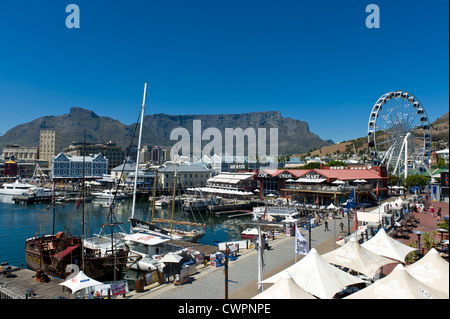 Tabelle mit Bergblick V & A Waterfront, Cape Town, Südafrika Stockfoto