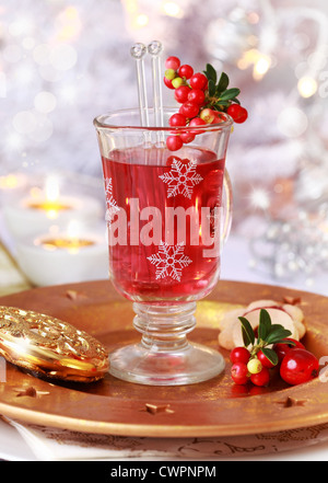 Nahaufnahme von Glühwein Weinglas mit cranberry Stockfoto