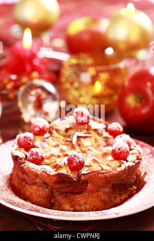 Traditioneller Apfelkuchen für Weihnachten mit süßen Kirschen Stockfoto