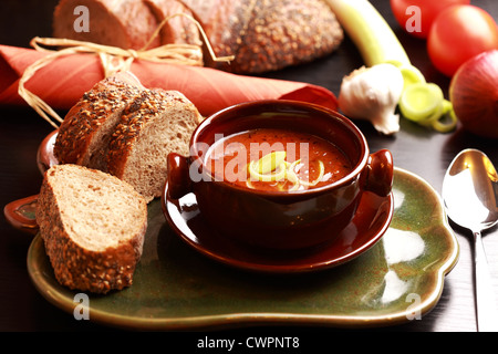 Gourmet-Gulaschsuppe - traditionelle ungarische Küche Stockfoto