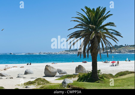 Strand und Felsen von Camps Bay, Kapstadt, Südafrika Stockfoto