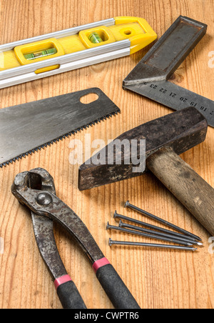 Verschiedene Werkzeuge auf einer Holzoberfläche Stockfoto