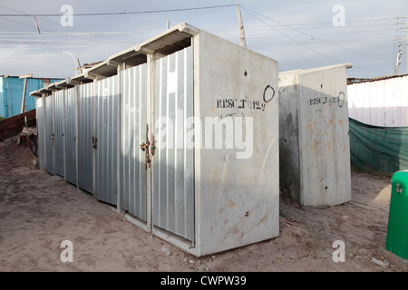 Toiletten in informellen Siedlung, Khayelitsha, Südafrika Stockfoto