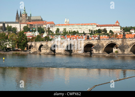 Prag – Moldau, Karlsbrücke, St.-Veits-Dom und die Burg Stockfoto