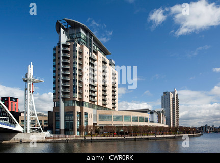 Großbritannien, England, Salford Quays, Lowry Millennium Fußgängerbrücke überqueren Manchester Ship Canal Stockfoto