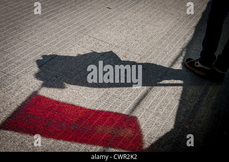 Schatten der eine rote Fahne während des Generalstreiks in Spanien am 29. März 2012. Stockfoto