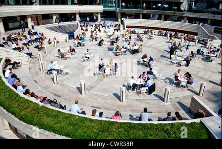 Stadtarbeiter Mittagessen im Freien in der Broadgate Kreis, London Stockfoto