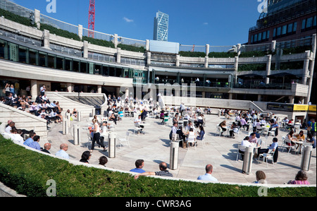 Stadtarbeiter Mittagessen im Freien in der Broadgate Kreis, London Stockfoto