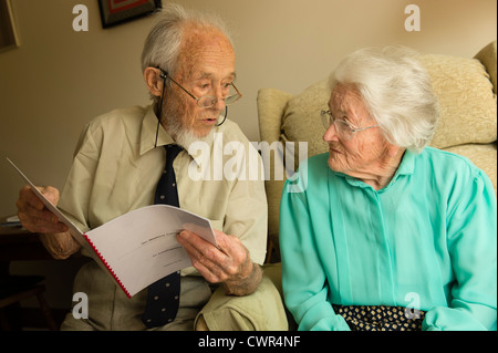 Herr und Frau Ian Callan Llanybydder Wales UK, die Großbritanniens längsten Ehepaar graduate, beide jetzt in den 90er Jahren Stockfoto