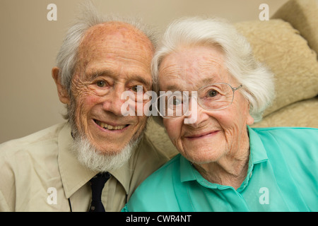 Herr und Frau Ian Callan Llanybydder Wales UK, die Großbritanniens längsten Ehepaar graduate, beide jetzt in den 90er Jahren Stockfoto