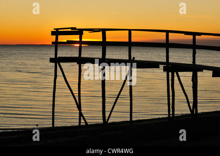 Holzsteg am See Winnipeg im Morgengrauen, Matlock, Manitoba, Kanada Stockfoto