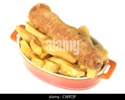 Die traditionelle Fish N' Chips Shop gekauft Takeaway geschlagene Würstchen und Chips, isoliert gegen einen weißen Hintergrund, mit Freistellungspfaden und keine Leute Stockfoto