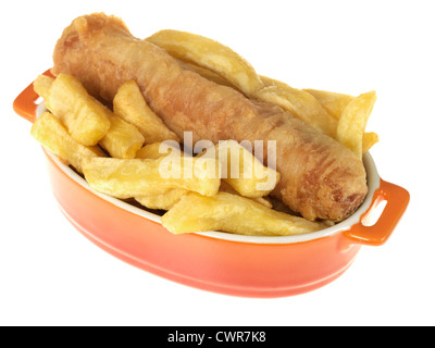 Die traditionelle Fish N' Chips Shop gekauft Takeaway geschlagene Würstchen und Chips, isoliert gegen einen weißen Hintergrund, mit Freistellungspfaden und keine Leute Stockfoto