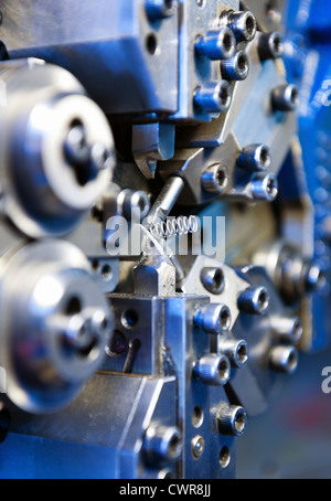 Industriefedern Wickler und Meißel in einer mechanischen Fabrik Herstellung benutzerdefinierte Federn Stockfoto