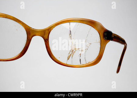 Eine alte Hornbrille mit einer gebrochenen Linse Stockfoto