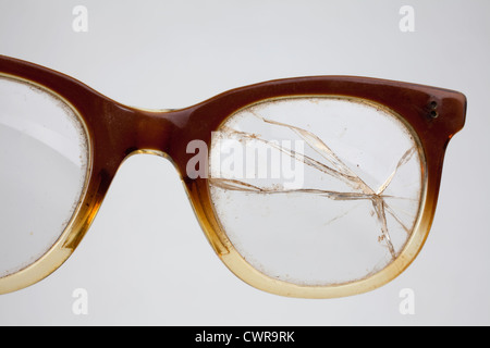 Eine alte Hornbrille mit einer gebrochenen Linse Stockfoto